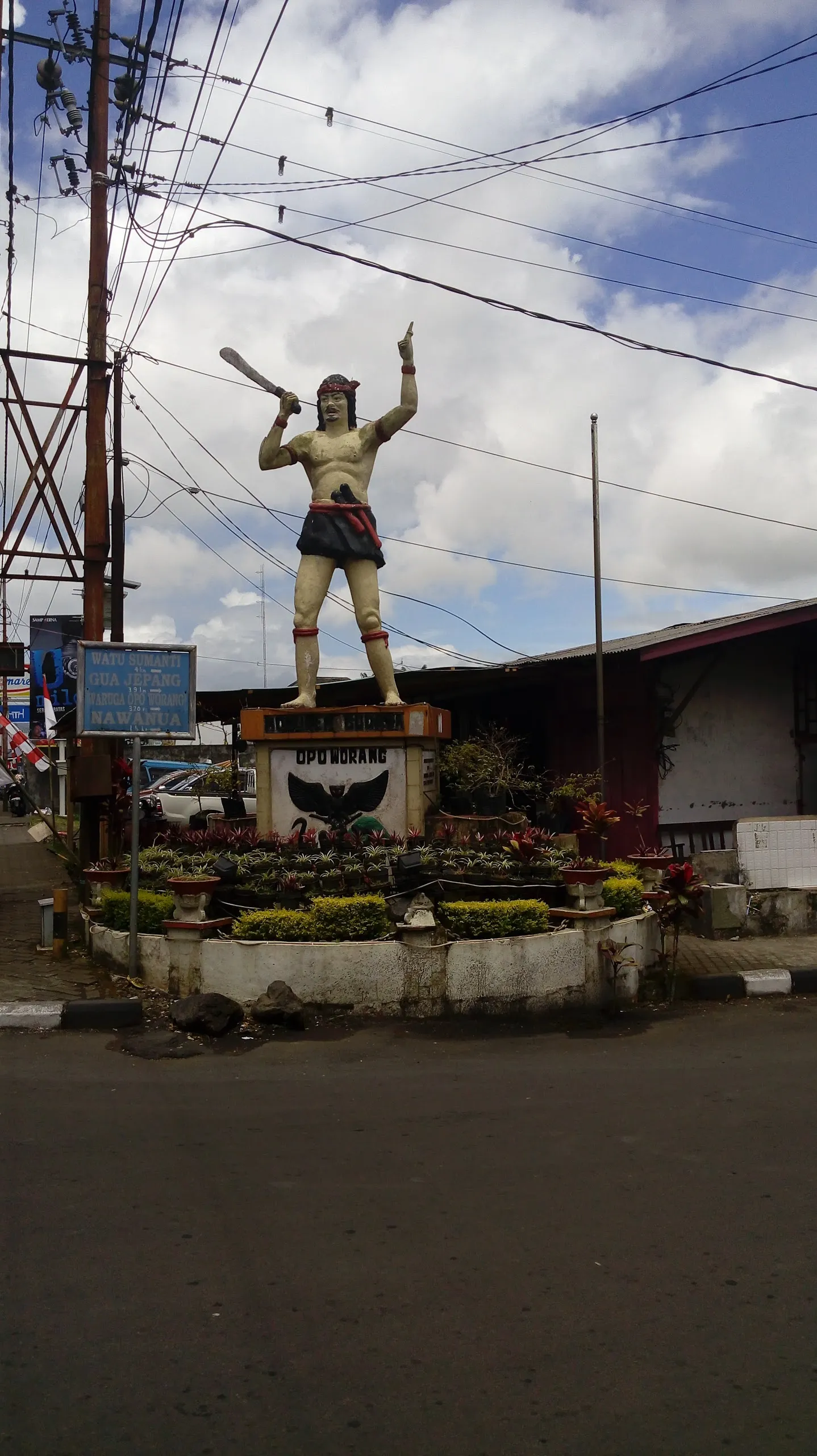 Monumen Patung Opo Worang