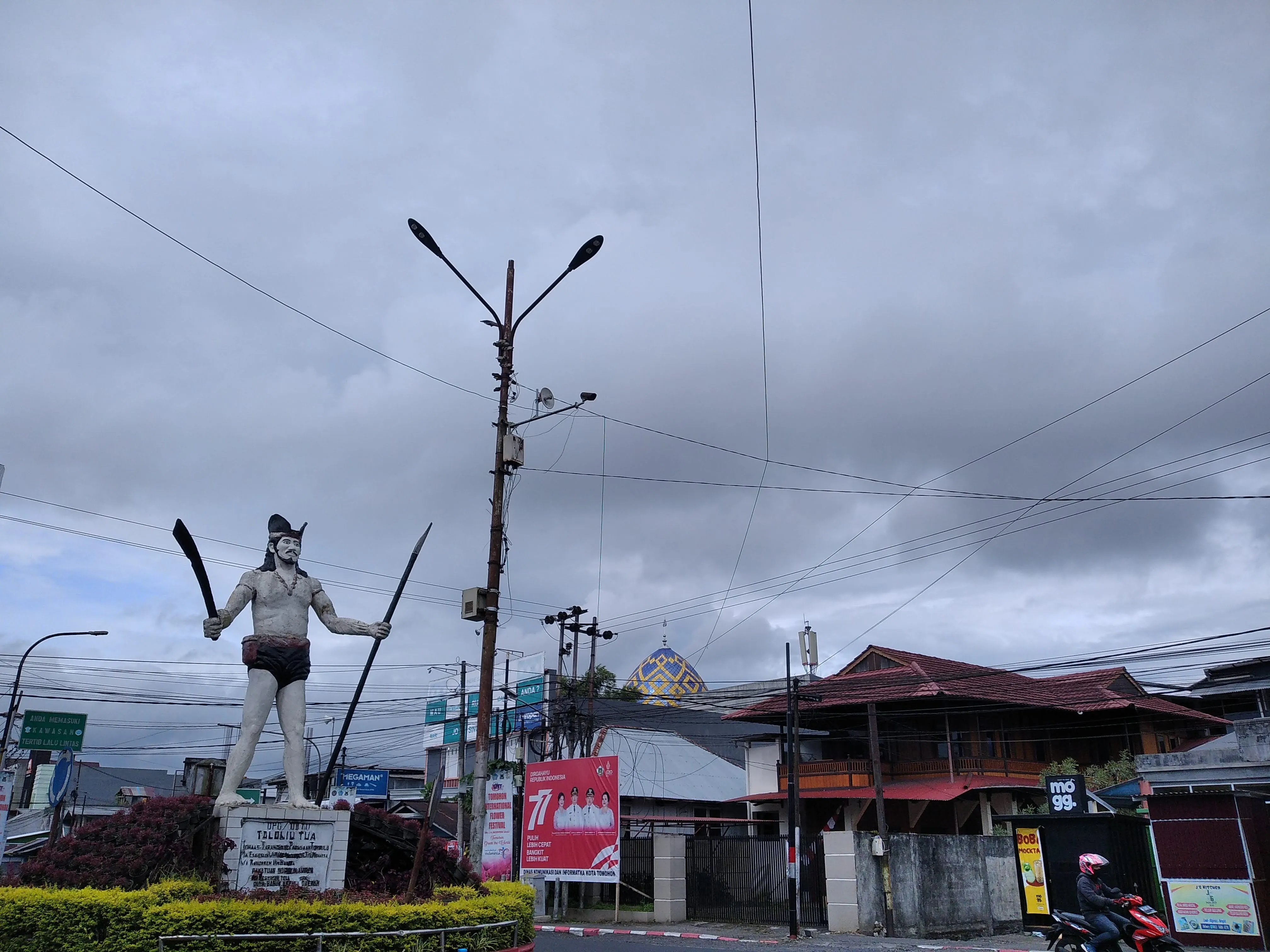 Monumen Patung Opo Tololiu